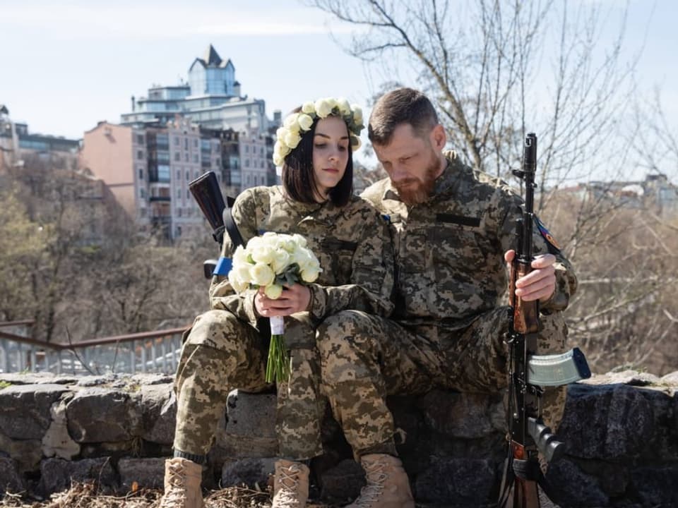 Heiraten in Kriegszeiten: Anastasiia Mokhina und Viacheslav Hohlyuk haben sich in Kiew das Ja-Wort gegeben.