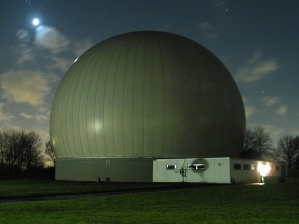 Radarkuppel bei Nacht
