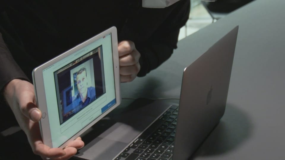 Ein Foto genügt. Ein Foto für den Registrierungsprozess wird vor die Laptopkamera gehalten.