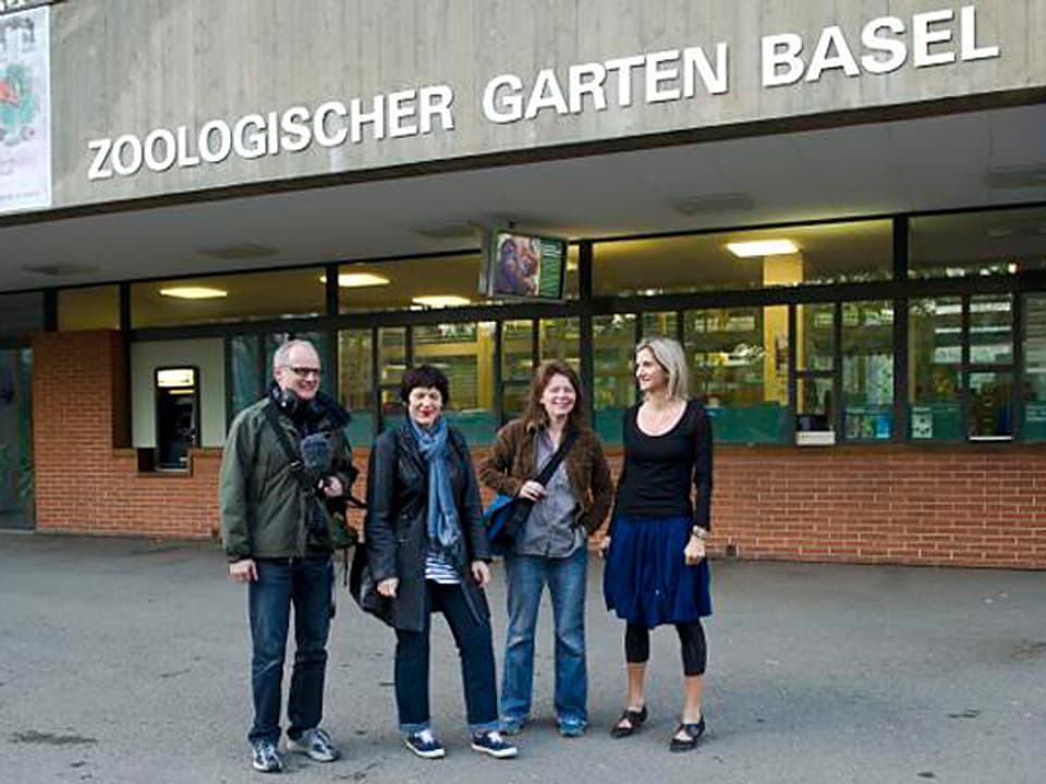 Die drei Moderatoren von Radio SRF 2 Kultur stehen mit der Pressepsrecherin  Tanja Dietrich vor dem Eingang zum Zoo Basel.