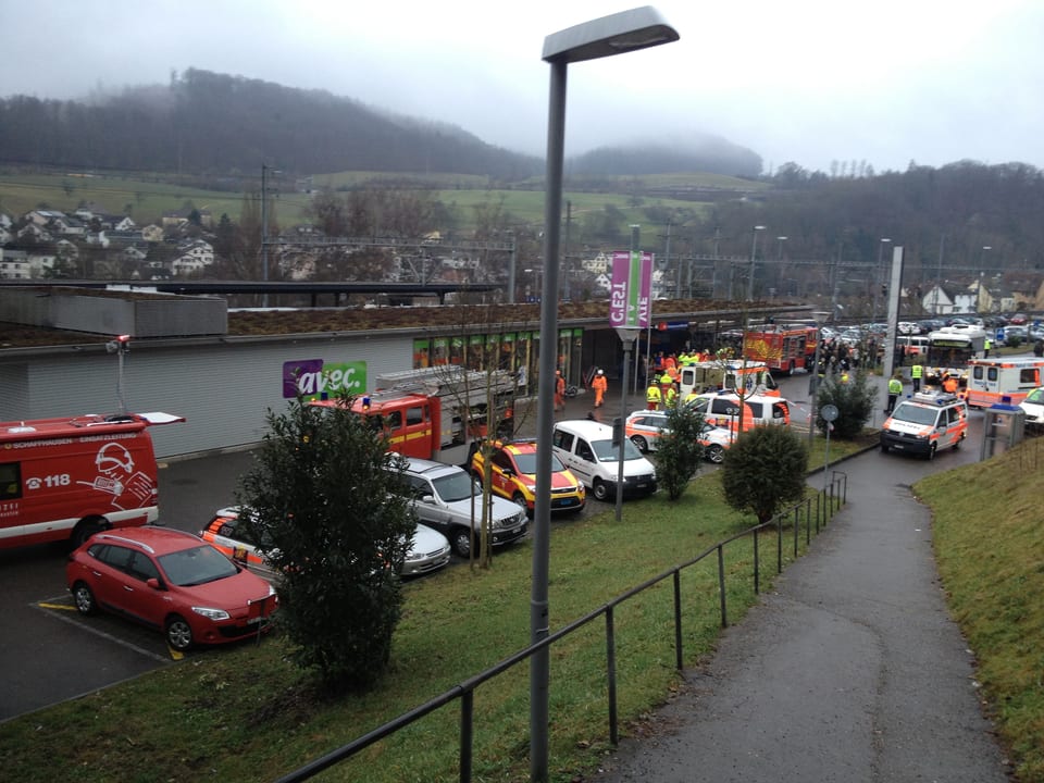 Ambulanzen und Rettung vor dem Bahnhof von Neuhausen am Rheinfall.