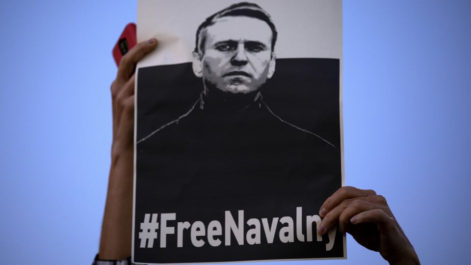 Ein Plakat von Nawalny. 