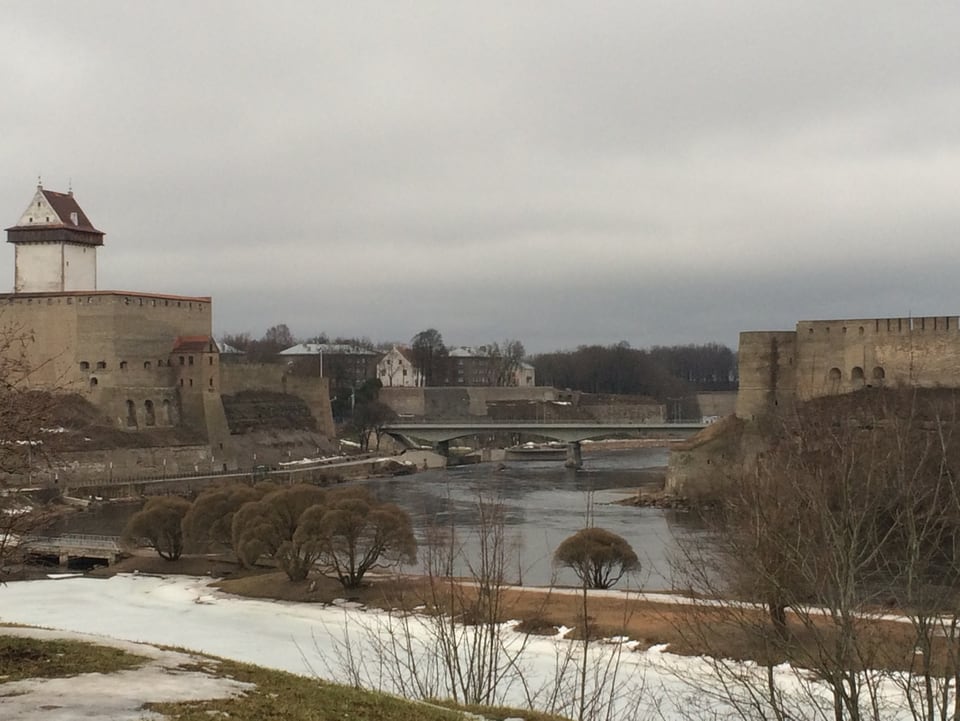 Die Narva, darüber Grenzbefestigungen 