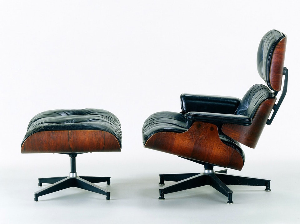 Der Eames "Lounge Chair", fotografiert von der Seite.