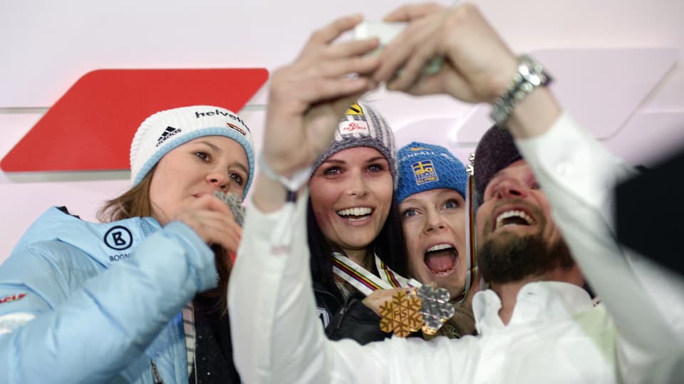 Ein Selfie mit Marco Büchel und den Medaillengewinnerinnen des Riesenslaloms.