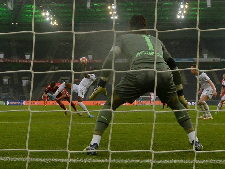 Das Handspiel vor dem Penalty Denis Zakaria kommt mit der Hand an den Ball.
