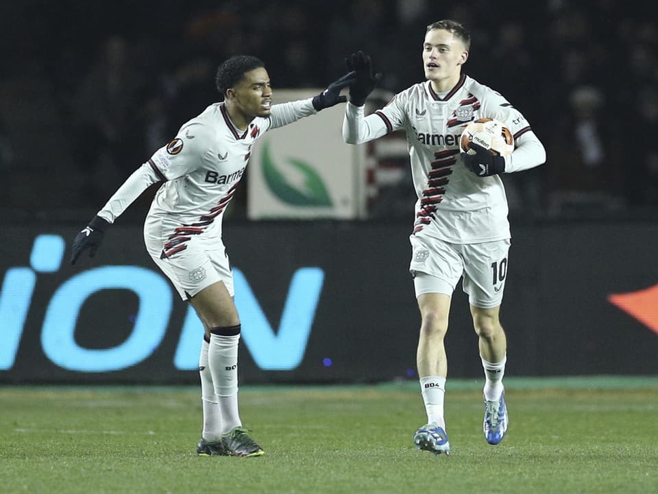 Die Leverkusen-Spieler Amine Adli (l.) und Florian Wirtz.