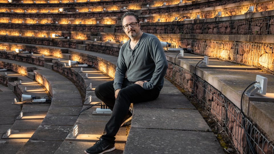 Rafael Lozano-Hemmer sitzt im Amphitheater in Augusta Raurica