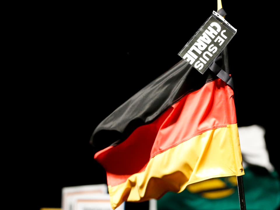 Deutschlandflagge mit Banner «Je suis Charlie»