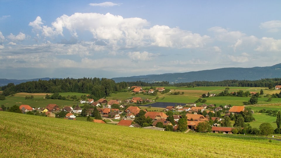 Ein kleines Dorf mitten im Grünen.