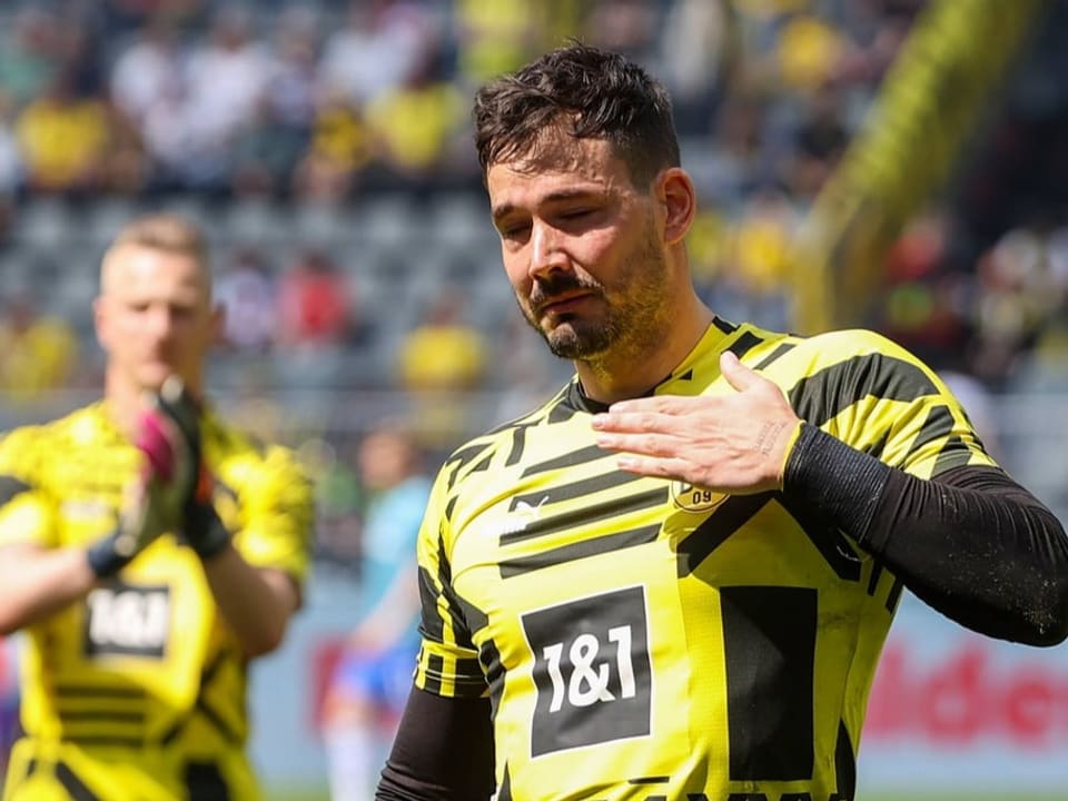 Roman Bürki steht nach dem Schlusspfiff vor der Dortmunder Südtribüne.