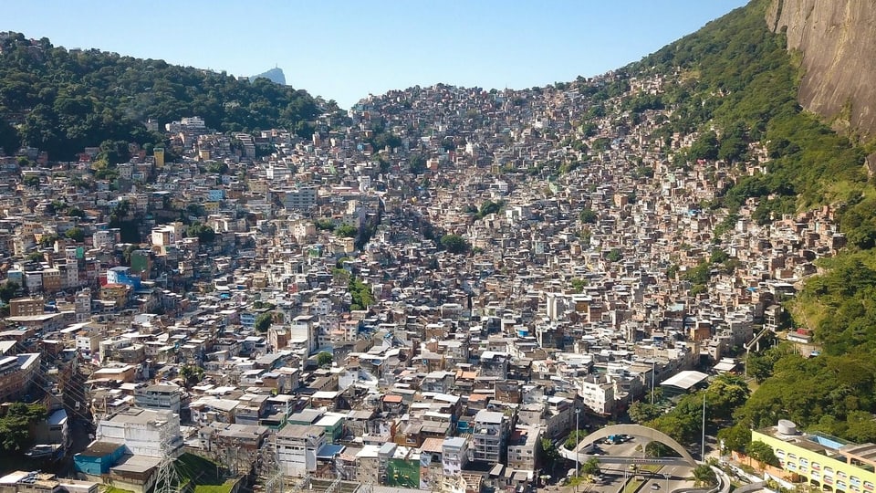 Favela, viele Gebäude aus der Luft fotografiert.