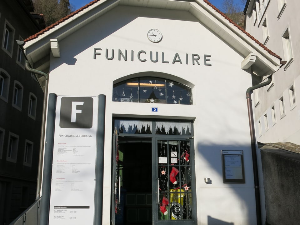 Ein kleines Häuschen, beschriftet mit «Funiculaire».