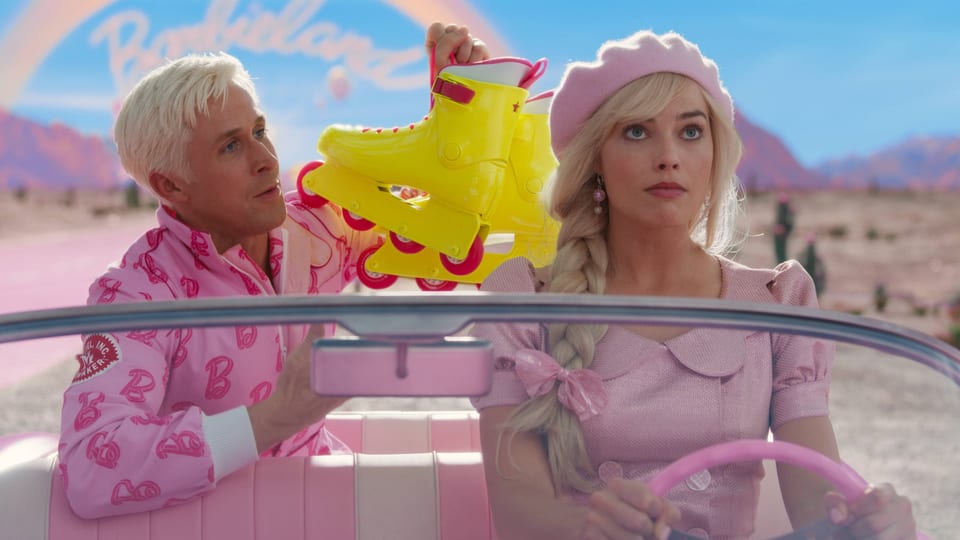 Margot Robbie und Ryan Gosling sitzen als Barbie und Ken in einem rosafarbenen Auto.