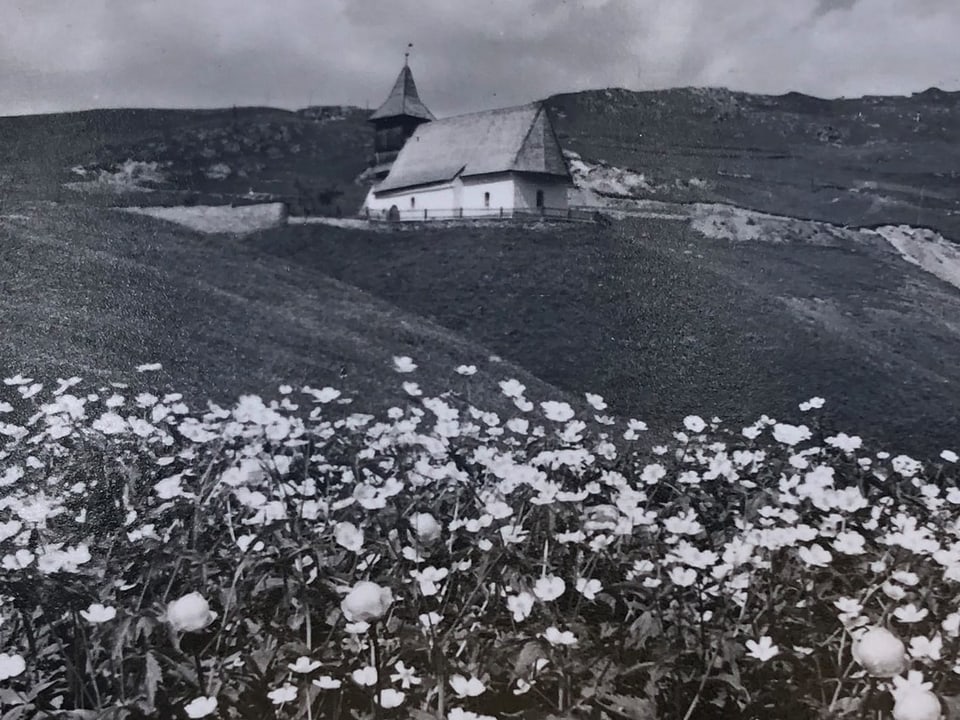 Eine kleine Kirche am Berg.