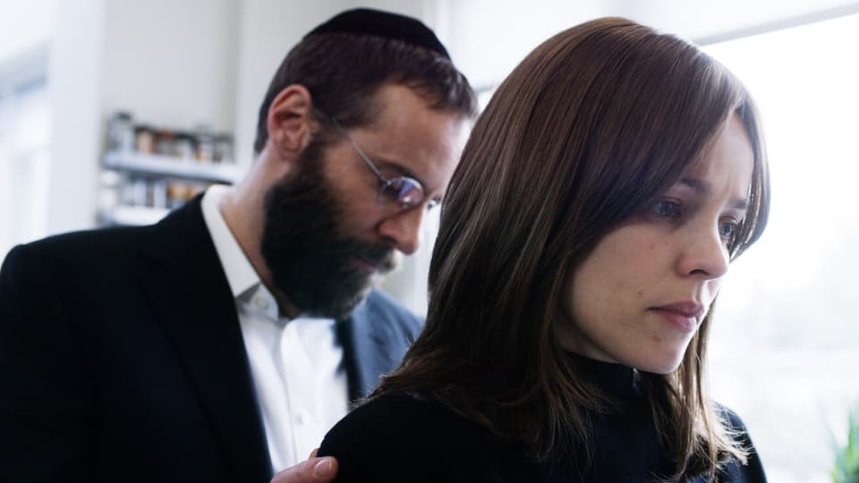 Jüdischer Mann steht hinter jüdischer Frau.