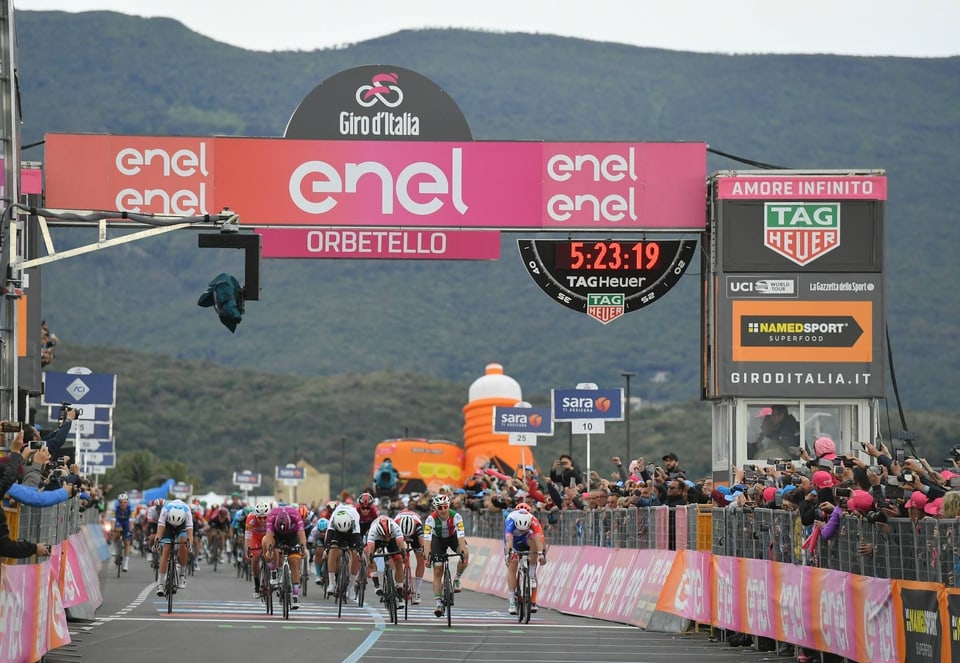 Viviani überquert die Ziellinie in Orbetello als Erster.