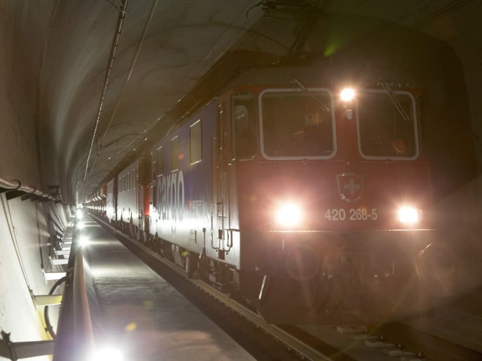 Güterzug im Basistunnel