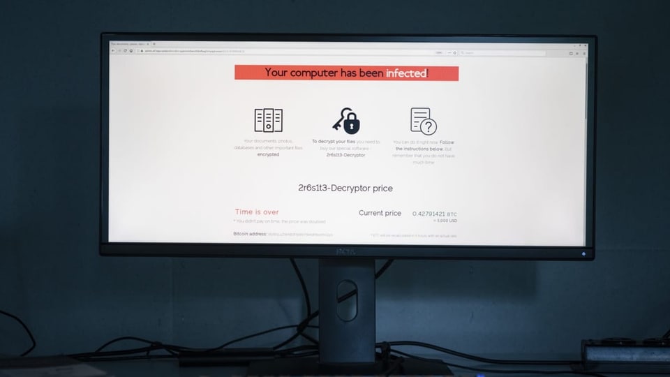 Auf einem Computerbildschirm steht: «Your computer has been infected!»