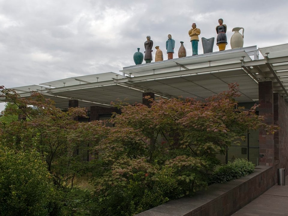 Skulpturengruppe von Thomas Schütte auf dem Dach der Fondation Beyeler