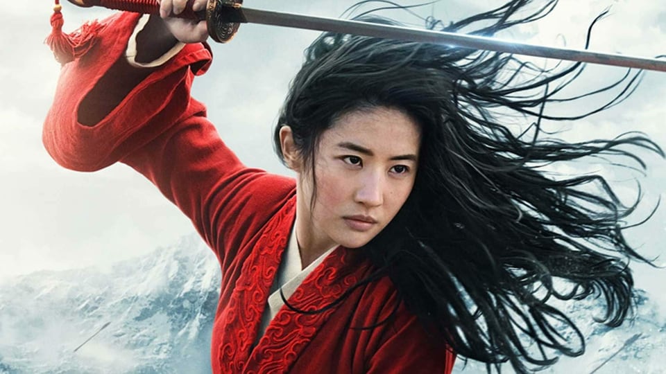 Asiatische Kämpferin mit Schwert in halbnaher Einstellungsgrösse.
