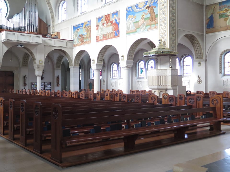 Stuhlreihen in der katholischen Kirche Romanshorn