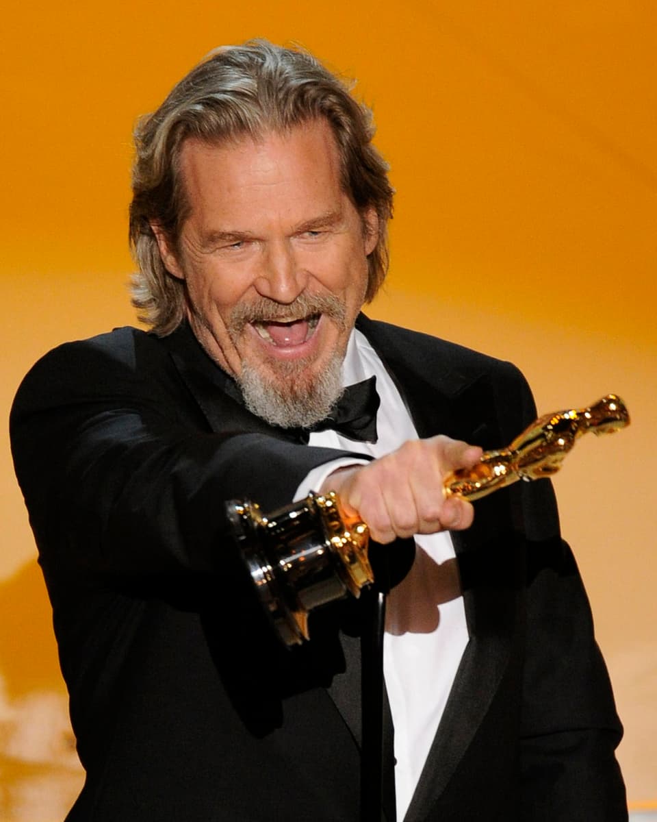 Jeff Bridges mit dem Oscar in der Hand.