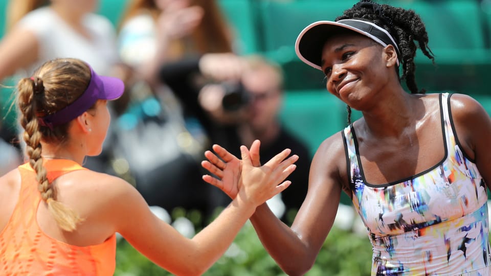 Belinda Bencic und Venus Williams geben sich nach dem Match am Netz vorne die Hand.