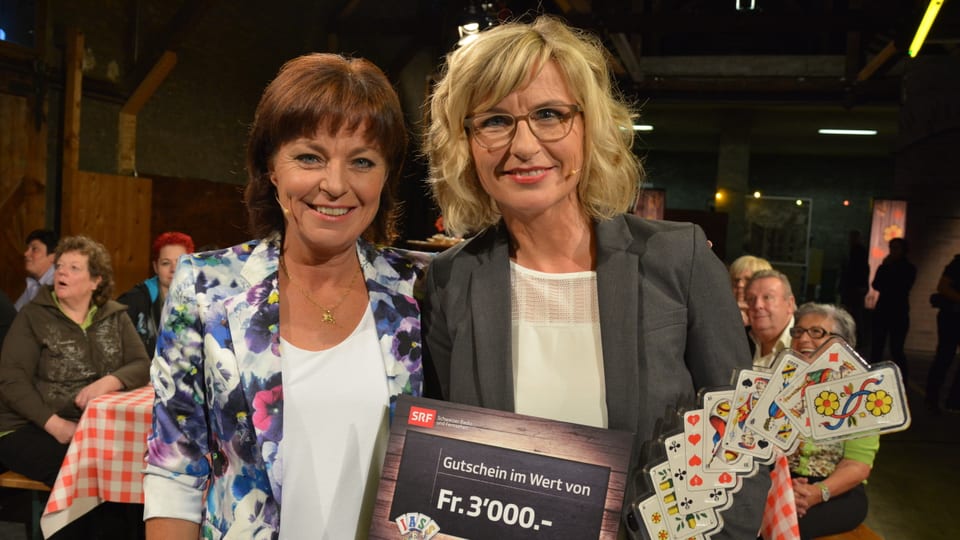 Monika Fasnacht und Ladina Spiess mit dem Jass-Pokal