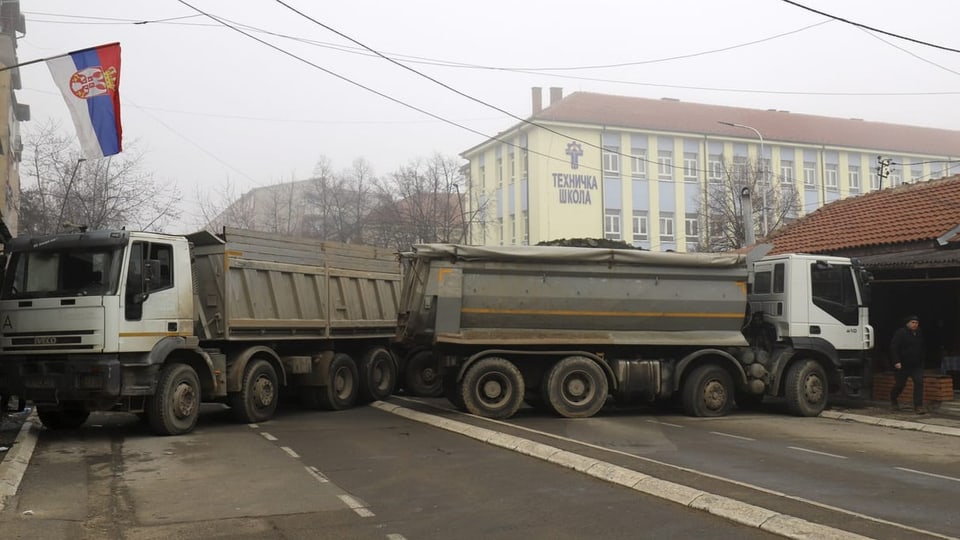 Lastwagen blockieren eine Strasse in Mitrovica.