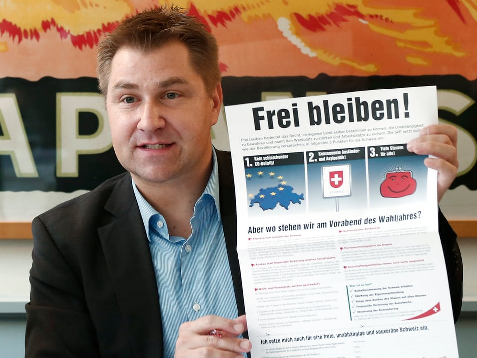 Toni Brunner mit SVP-Zeitung