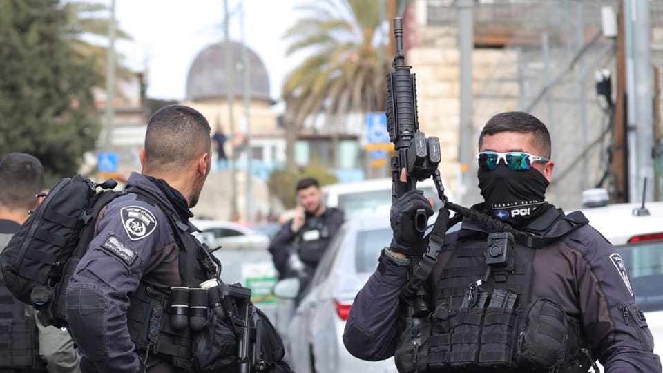 Zwei bewaffnete israelische Polizisten stehen nebeneinander.