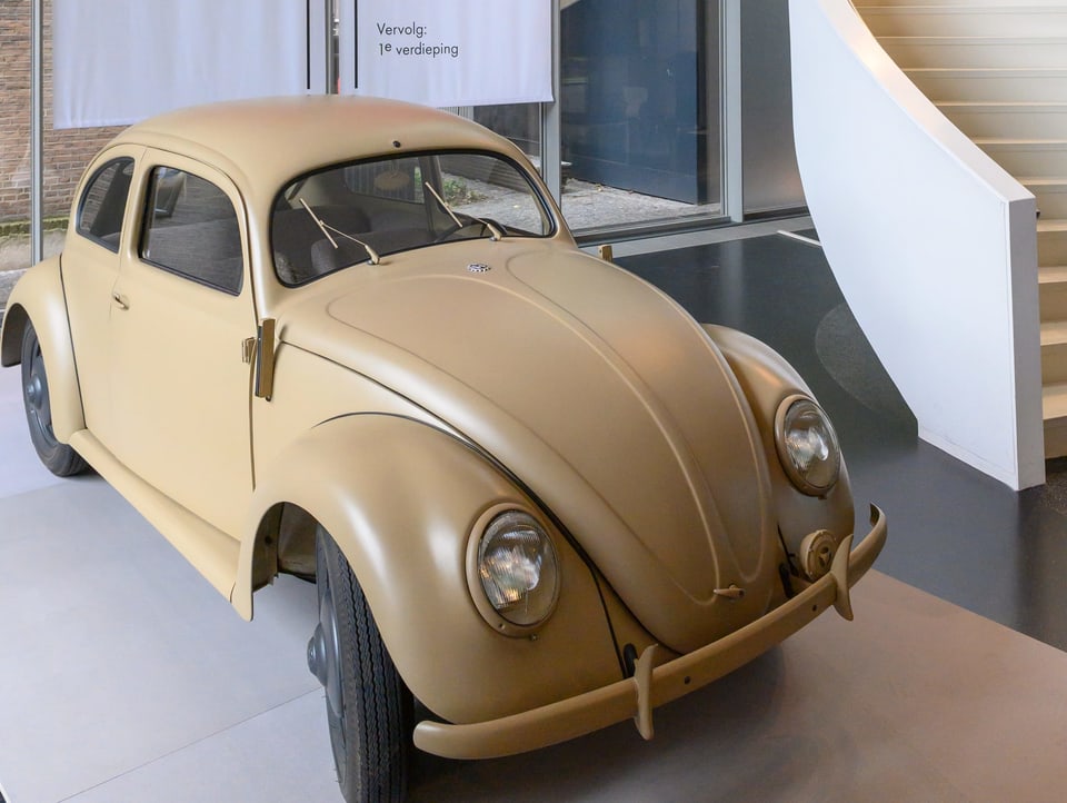 Ein brauner Volkswagen in einer Ausstellung.