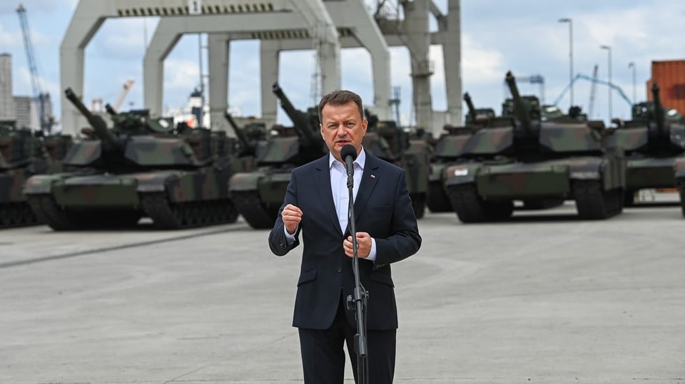 Mariusz Blaszczak spricht anlässlich der Lieferung von amerikanischen Abrams-Panzern (Juni 2023).