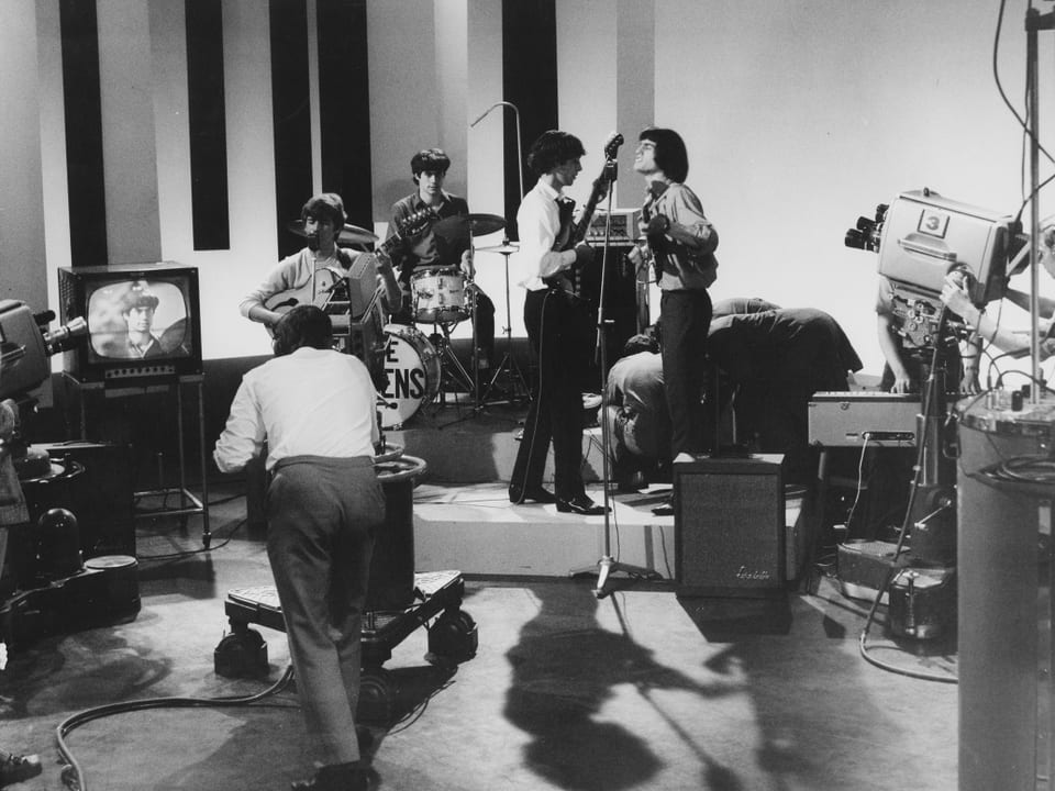 Schwarzweiss-Foto einer Band in einem Fernsehstudio