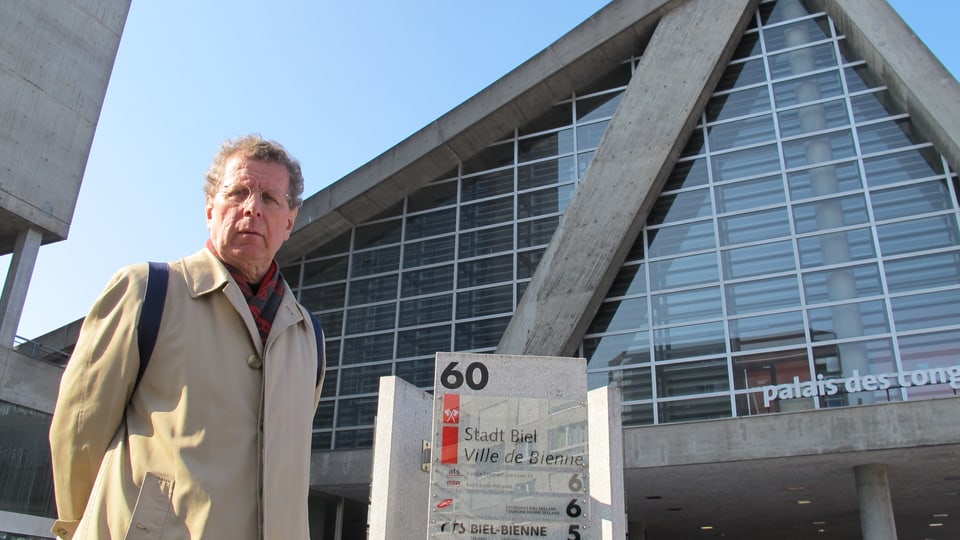 Benedikt Loderer steht vor dem Kongresshaus Biel.