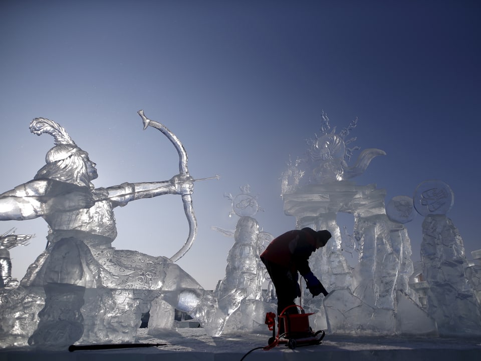 Arbeiter poliert Eisskulpturen