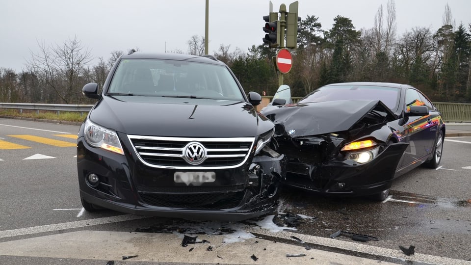 Auto-Unfall in Reinach. Ein Auto überfährt ein Rotlicht und kollidiert mit einem anderen.