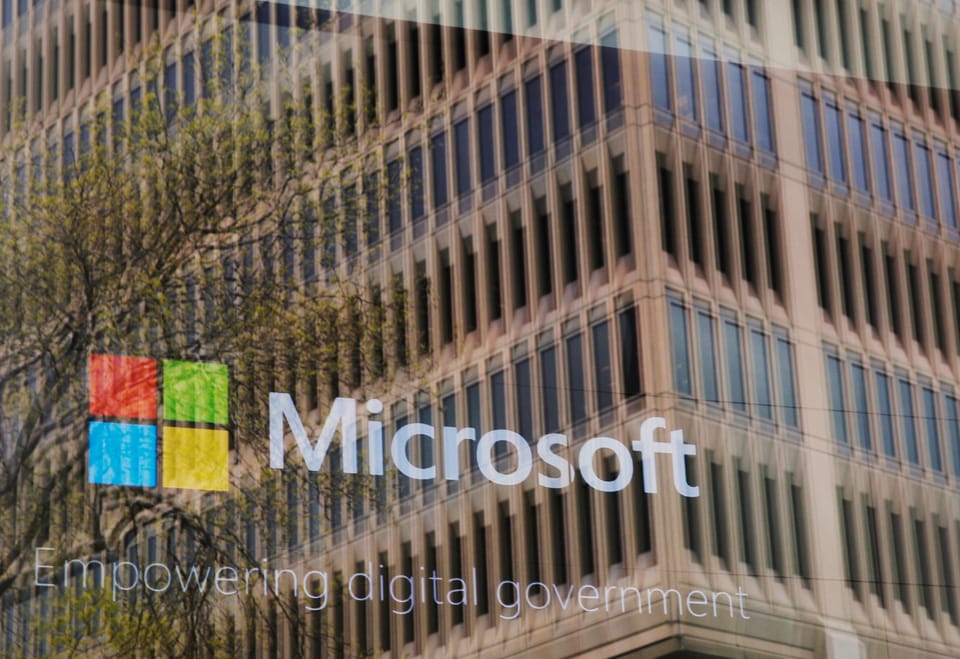 Microsoft Logo an Gebäudefassade