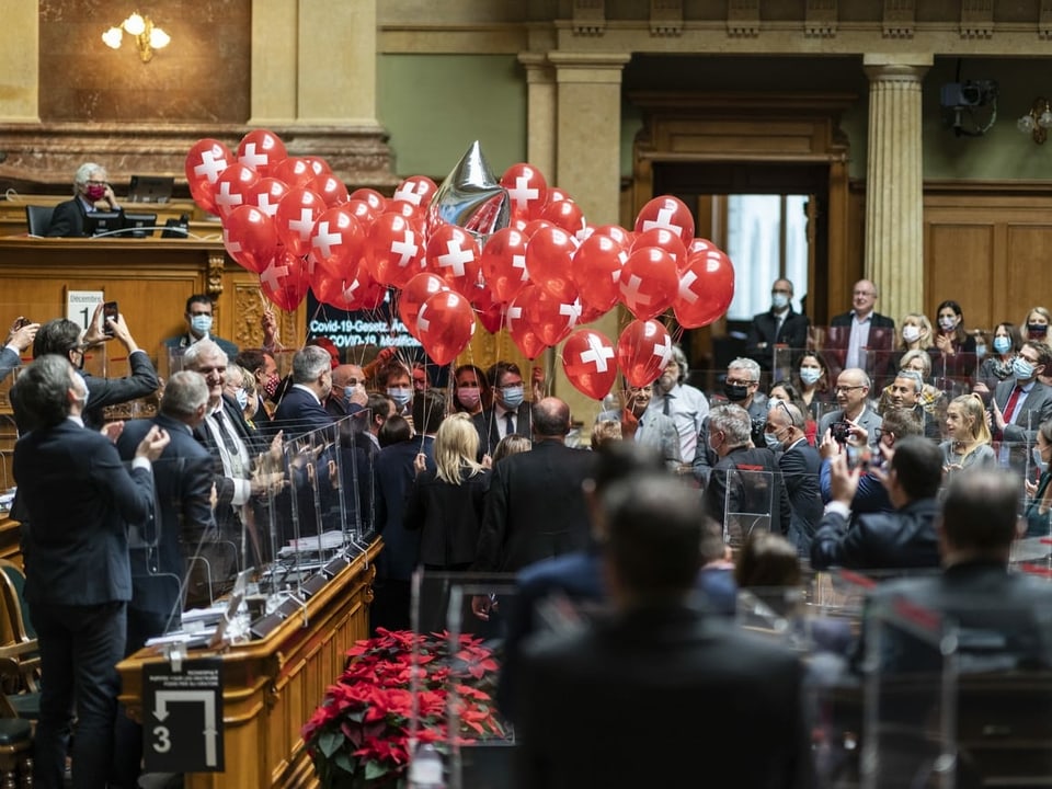 Parlamentarier feiern Maurers 70. Geburtstag mit Ballons im Nationalratssaal