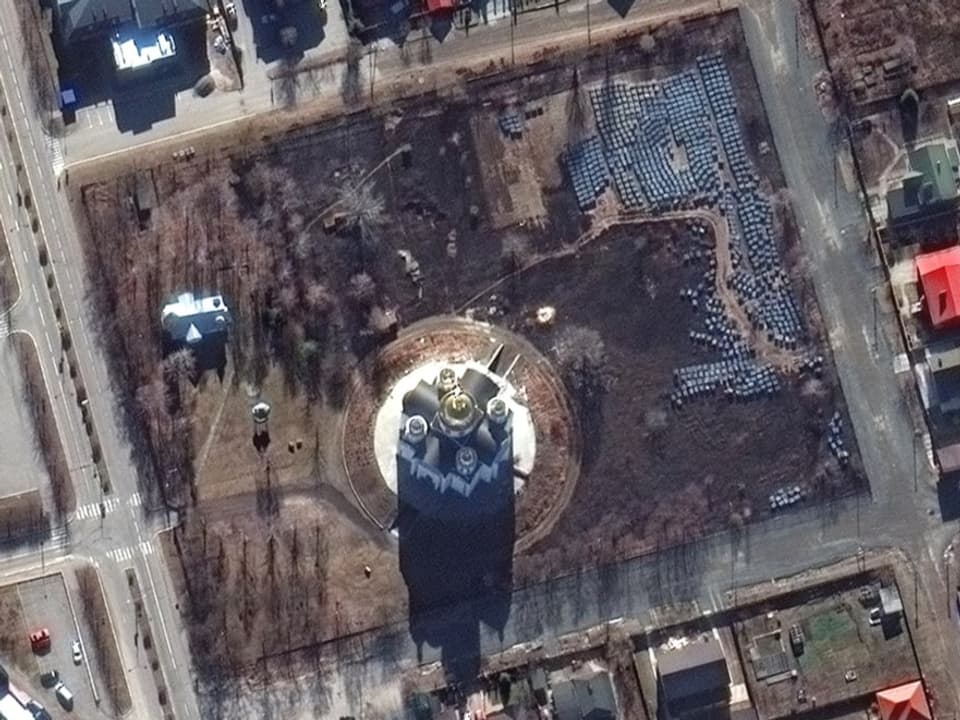 Satellitenfoto vom 28. Februar: Es gibt keine Anzeichen von Ausgrabungen auf dem Gelände der Kirche in Butscha.