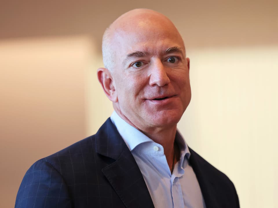Jeff Bezos, der Gründer des Onlineversandkonzerns: Ein glatzköpfiger Mann im Anzug, der leicht lächelt