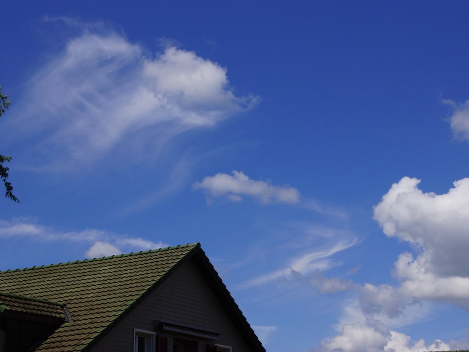 Blauer Himmel mit Altocumulus virga-Wolke