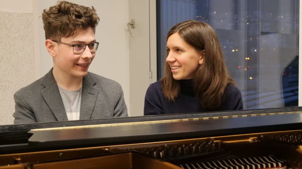 Mikhail Krasnenker und Anna Zaychenko sitzen am Klavier.