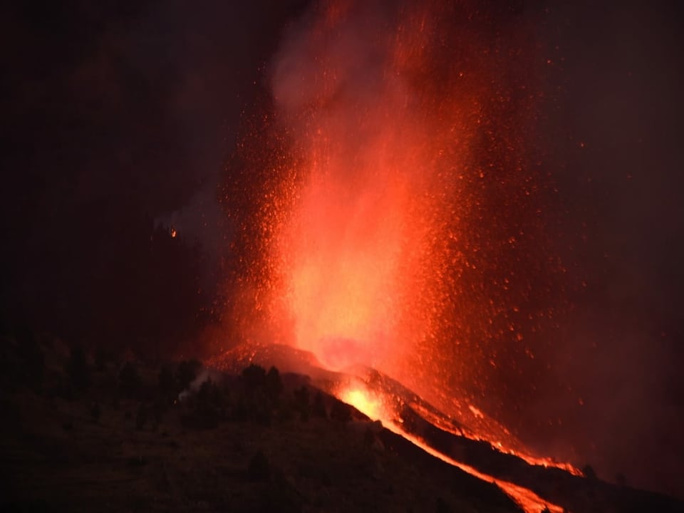 Nach dem Vulkan-Ausbruch auf der kanarischen Insel La Palma sind mehr als 2000 Menschen in Sicherheit gebracht worden.