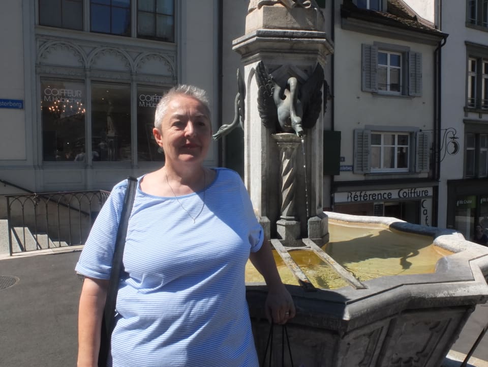 Christiane Widmer, im Hintergrund der Elisabethen-Brunnen. 