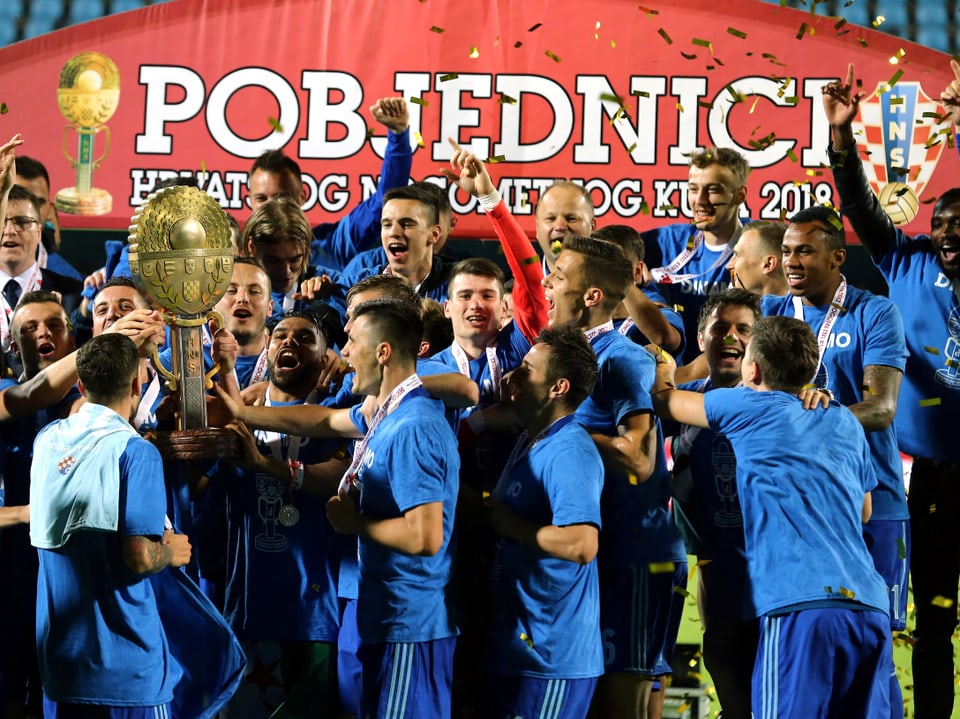 Die Spieler von Dinamo Zagreb feiern den Cupsieg
