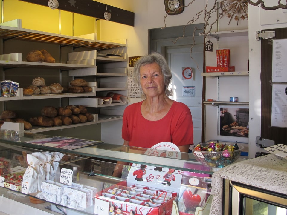 Margrit Stucki steht hinter der Verkaufstheke der Bäckerei