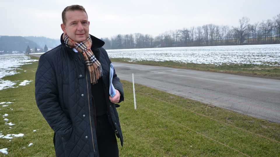 OK-Vizepräsident Francesco Rappa auf einem mit Schnee bedeckten Feld.