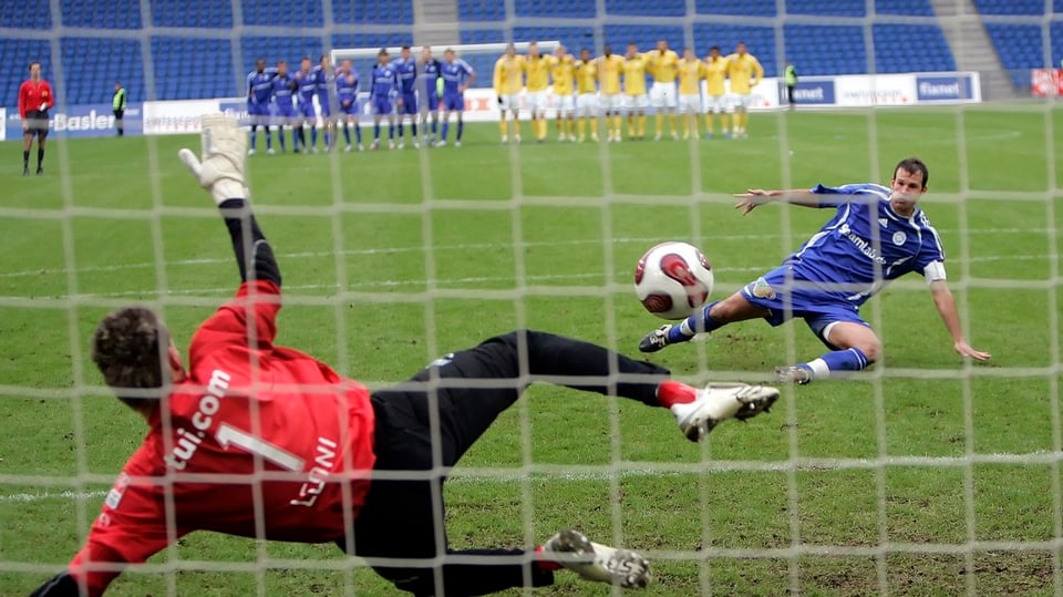 FCZ-Torhüter Johnny Leoni wehrte 2007 im 1/16-Final des Cups mit dem Fuss den entscheidenden Penalty von Concordias Cyrill Gloor im Penaltyschiessen ab.